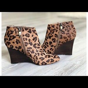Adrienne Vittadini Sarah Leopard wedge Bootie 10M